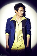 组图：张铎新写真潮范儿足 演绎撞色新时尚