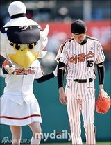 组图：赵寅成为棒球赛开球 李光洙欢喜助威