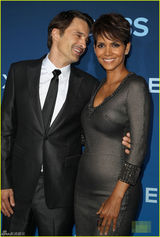 组图：哈利-贝瑞紧身裙露半球 与老公秀恩爱