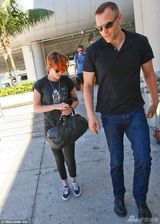 组图：暮光女变太妹！染红发盘头不羁做自己