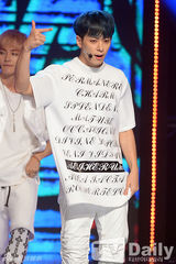 组图：《冠军秀》精彩无限 VIXX夺冠喜极而泣