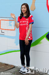 组图：金妍儿出席壁画活动 造型清丽表情丰富