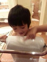 组图：吴镇宇晒儿子洗澡害羞照 费曼伤心流泪