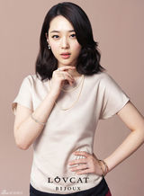 高清组图：f(x)宋茜雪莉美貌对决 尽显淑女风范