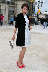 组图：林志玲助阵巴黎时装周 荷叶边礼服宛若天仙