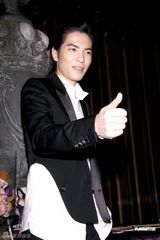 组图：萧敬腾击败金城武获选美妆型男 深情献唱