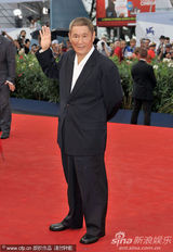 组图：北野武红毯走秀 面瘫无表情更显成熟魅力