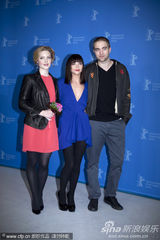 组图：《漂亮朋友》发布会 帕丁森偷瞄里奇胸部