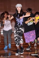 幻灯图集：Twins为个唱彩排 陈伟霆容祖儿探望加油