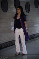 组图：孟广美澄清发布会鞠躬落泪