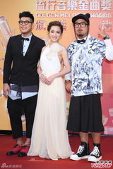 组图：杨千霈唯美白色长裙走红毯 美背全露