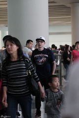 组图：平安独自回京显疲惫 不顾形象狂吃汉堡