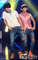 组图：B1A4凭新曲夺冠 T-ara孝敏透视裙秀性感