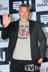 组图：韩星崔岷植携手吕克贝松出席试映会