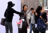 独家：冯小刚女儿穿校服活泼可爱 与徐帆亲昵