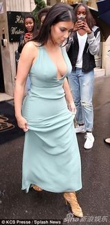 组图:卡戴珊深V绿裙亮相 挺巨波遭围堵保镖开道