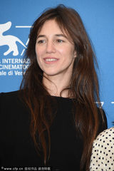 组图：《三心两意》夏洛特-甘斯布美腿风骚抢镜