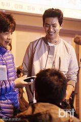 组图：《好时节》气氛融洽 金喜善等其乐融融