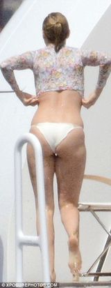 组图：42岁卡梅隆-迪亚兹穿比基尼湿身显翘臀