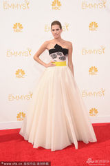 组图：《都市女郎》艾莉森-威廉姆斯白纱裙亮相