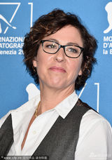 组图：《奥利芙》奥斯卡影后弗兰西斯金发优雅