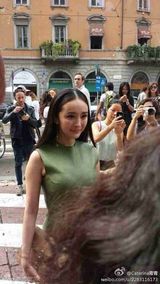 组图：杨幂产后复出时装周 绿装清爽上围抢镜