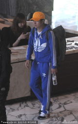 组图:文章返上海住酒店 岳母抱小女儿探父1小时