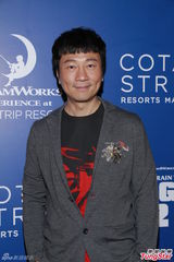 组图：佘诗曼蝴蝶装秀美胸 称若生子就隐退