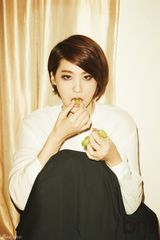 组图：韩星柳仁英时尚写真 尽展成熟知性魅力