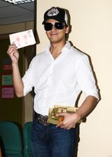 组图：陈晓东得女笑颜开 新晋爸爸发糖分享喜讯