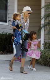 组图：伍兹前妻艾琳走出离婚阴影带子女过周末