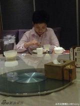 组图：董文华穿粉红色上衣显年轻 做东宴请网友