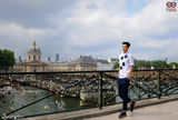 组图：魏晨巴黎行大片出炉 锁心桥惬意漫步