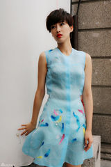 组图：奚望街拍玩小清新 短发映红唇甜美