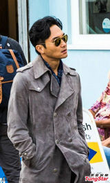 组图：张智霖与郭采洁游公园拍摄 赞对方有潜质