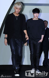 组图：EXO黑白酷装亮相 灿烈搞怪表情多