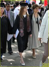 组图：高材生艾玛大学毕业 穿学士服气质美艳