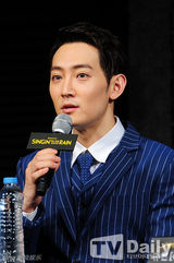 组图：《雨中曲》圭贤湿身放歌Sunny娇美可爱