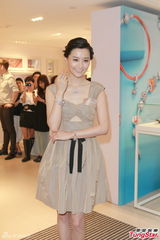 组图：陈法拉意外弄伤颈椎 未遇到追求者