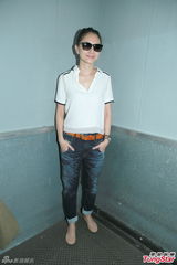 组图：李心洁素颜强颜欢笑 彭顺独自开溜逛街