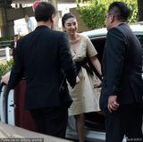 组图：黄奕捞金大秀事业线 任由保镖狂瞄胸部