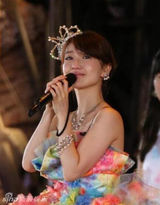 组图：大岛优子AKB48毕业公演 与好友拥抱告别