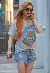 组图：林赛-罗韩破边短裤显邋遢 腿部现伤疤