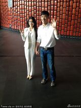 组图：刘翔领证后牵娇妻首亮相 葛天不停努嘴