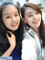 组图：哈文全家与友聚会 李咏与女儿关系似朋友