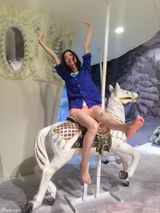 组图：倪妮坐旋转木马秀大长腿 性感不失童趣