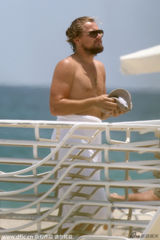 组图：莱昂纳多扎小辫肥壮似熊 海滩张望显寂寞