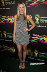 组图：卡特里娜宝登现身世界杯活动 短裙秀长腿