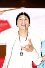 组图：何晟铭横店庆生 与两百粉丝同吃鱼缸面