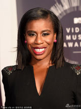 组图：阿杜巴紧身黑裙亮相 皱纹、牙缝尽显不堪